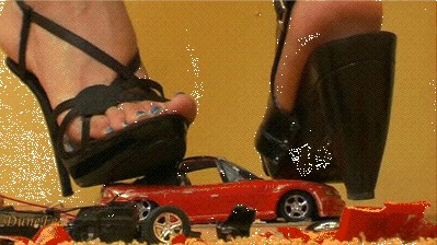 Giantess On The Cars